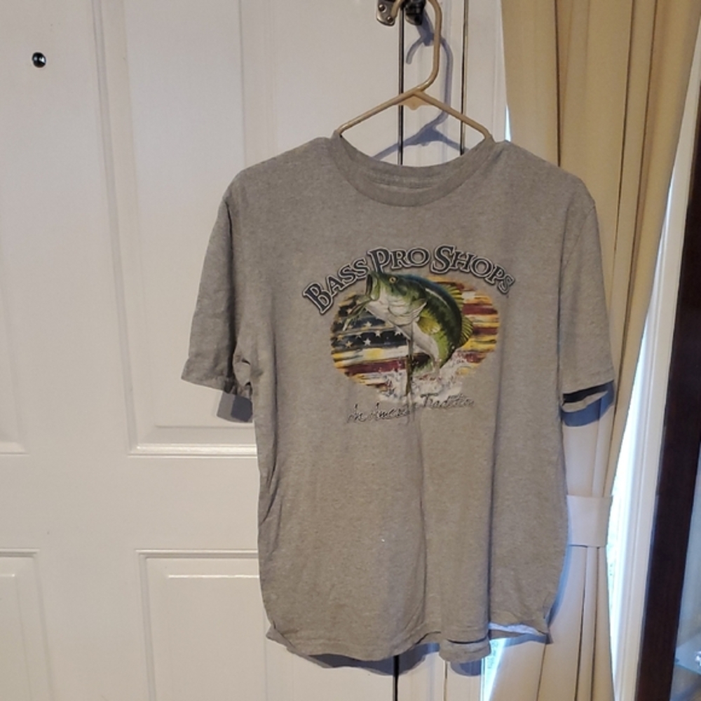 Bass Pro Shops Gray Tee with Fish and Flag Graphic